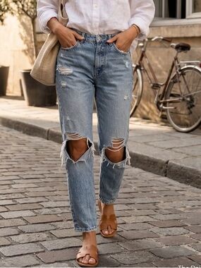 Zara Women’s  Ripped Light Blue Distressed Relaxed Jeans. Size 8